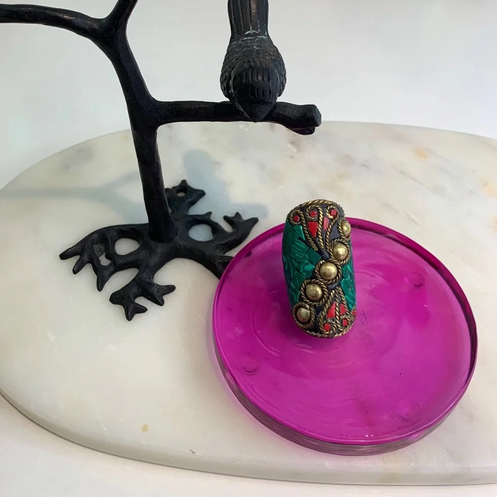 VINTAGE LARGE CHUNKY NEPALESE INLAY BRASS RING WTH GREEN RED MOSAIC INLAY